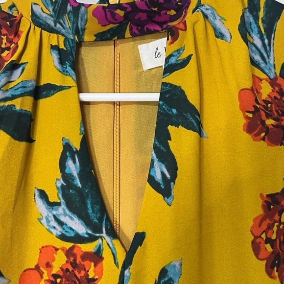 Le Kate small midi floral bell sleeves shift lined dress. Zip in the back. (J) - Picture 3 of 8